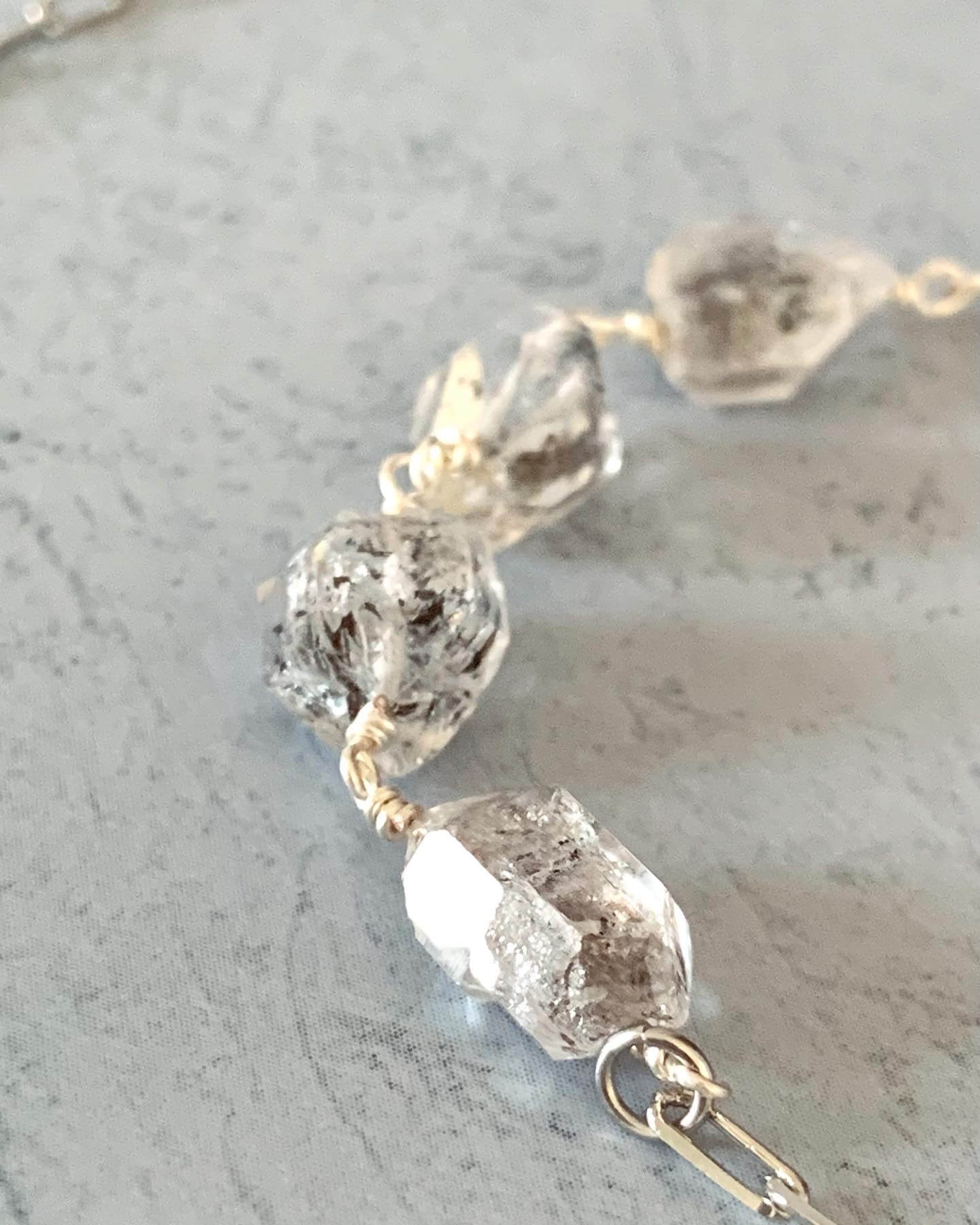 ハーキマーダイヤモンド（水晶）ラフロック カーボン入り マンテル